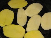 Нарезанная картошка в сковороде